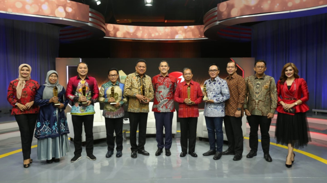 Jajaran Direksi tvOne bersama Kepala Daerah di acara Penghargaan tvOne