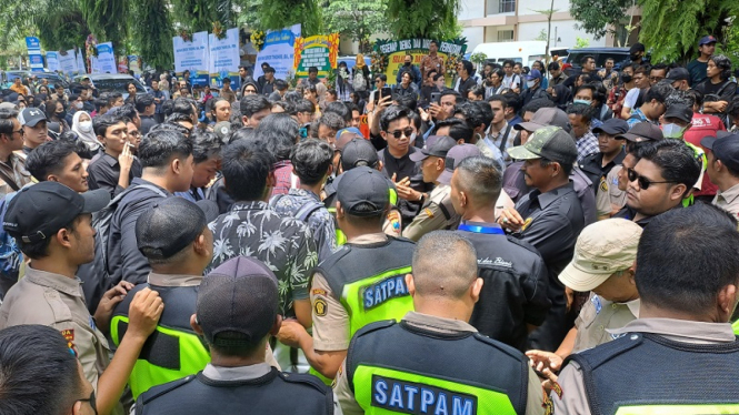 Demo mahasiswa menolak Menteri BUMN Erick Thohir dapat Doktor Honoris Causa