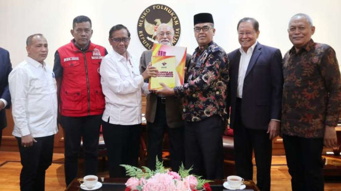 Sebanyak 5.000 data kasus pelanggaran HAM di Aceh diserahkan ke Mahfud MD