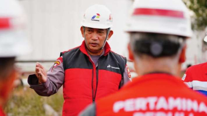 Kepala Polri Jenderal Pol. Listyo Sigit Prabowo saat meninjau Depo Pertamina Plumpang, Jakarta Utara, Minggu, 5 Maret 2023, setelah fasilitas milik Pertamina itu kebakaran pada Jumat malam.