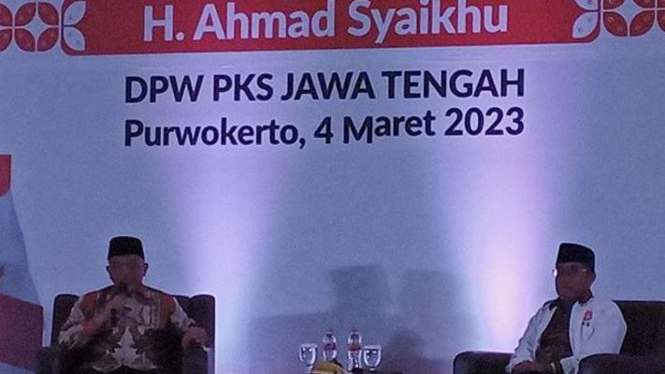 Presiden PKS Ahmad Syaikhu (kiri) menyampaikan paparan dalam kegiatan "Dialog Kebangsaan Bersama Presiden PKS" yang dipandu Ketua PKS Jawa Tengah Muh Haris di Purwokerto, Kabupaten Banyumas, Sabtu malam, 4 Maret 2023.
