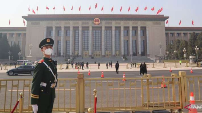 Seorang personel Kepolisian Bersenjata China (PAP) bersiaga di Lapangan Tiananmen di seberang Balai Agung Rakyat, Beijing, sebagai tempat digelarnya rangkaian pembukaan Sidang Parlemen Dua Sesi, Sabtu, 4 Maret 2023.