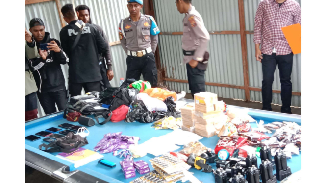 Barang bukti alat komunikasi simpatisan KKB