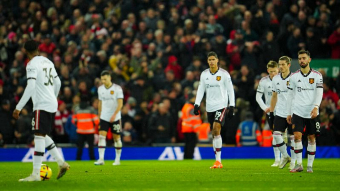 Pemain Manchester United lesu usai dibantai Liverpool 0-7 di Anfield