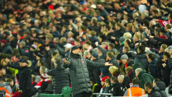 Manajer Liverpool, Juergen Klopp menyaksikan MU dibantai 7-0 di Anfield.