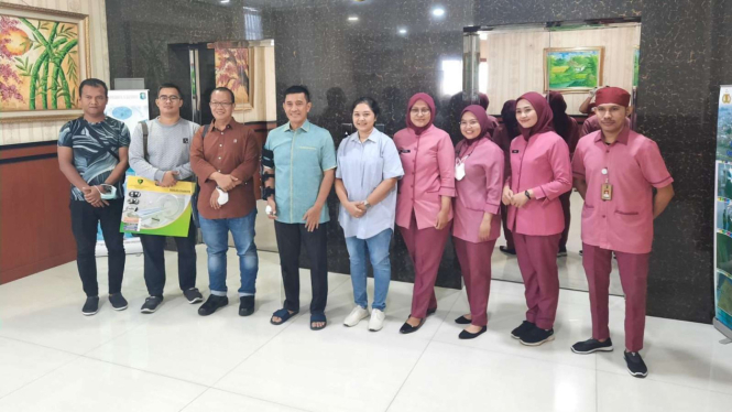 Kapolda Jambi Irjen Rusdi Hartono (kemeja biru) berfoto bersama perawat RS Polri