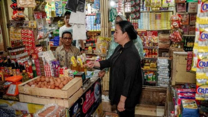 Ketua DPR RI Dr. (H.C.), Puan Maharani saat mengunjungi Pasar Indralaya