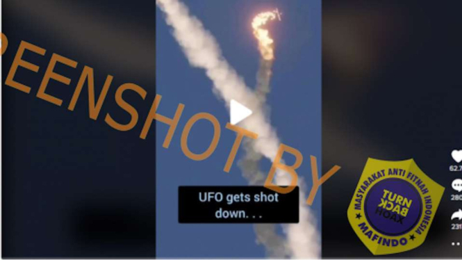 Jepretan layar (screenshot) video TikTok yang menunjukkan sebuah penembakan di langit, video tersebut diklaim merupakan penembakan terhadap UFO yang ditembak jatuh oleh pesawat tempur.