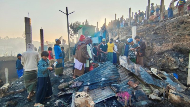 Ribuan tempat penampungan sementara habis terbakar di kamp pengungsi Rohingya di Cox's Bazar, Bangladesh.