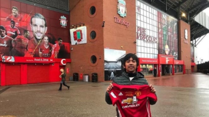 Rian Dmasiv bentangkan baju Setan Merah di Stadion Anfield