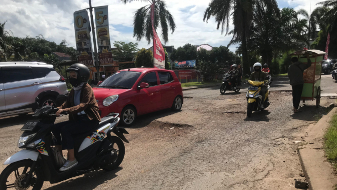 Jalan Boulevard Grand Depok City (GDC) rusak berat 