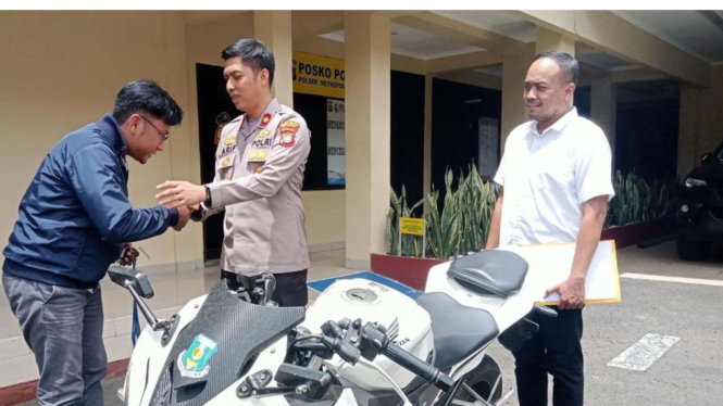 Kapolsek Setiabudi Kompol Arif Oktora saat menyerahkan motor curian ke korban