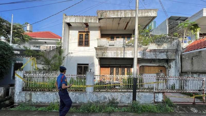 Seorang wanita depresi tinggal di sebuah rumah mewah di kawasan Pulogadung