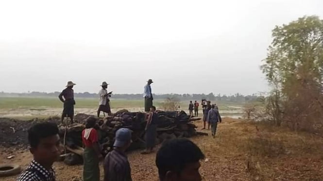 Warga desa Tar Taing di pemakaman korban pembunuhan sadis tentara Myanmar