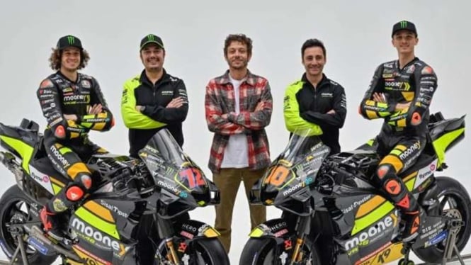 Valentino Rossi bersama skuad tim balap Mooney VR46 untuk MotoGP 2023