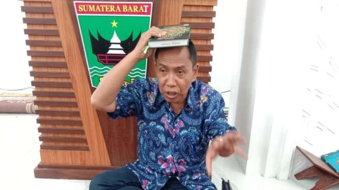 Anggota DPRD Sumbar dari Fraksi Demokrat, Nofrizon sumpah di atas Al Quran