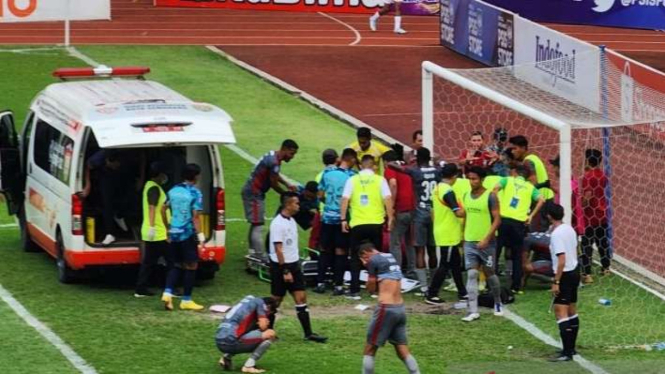 Pemain Madura United Ricki Ariansyah mendapat pertolongan ambulans