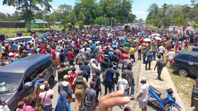 Aksi damai menolak kriminalisasi terhadap Plt. Bupati Mimika Johannes Rettob