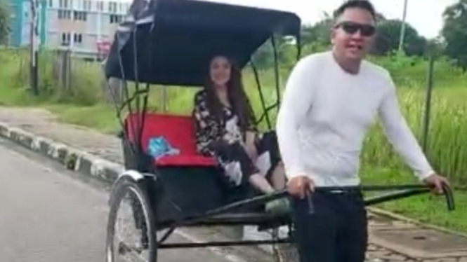 Wadansat Brimob Polda Jambi Boy Sutan Binanga Siregar Narik Becak Rickshaw