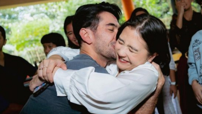 Reza Rahadian peluk dan cium Prilly Latuconsina di momen ulang tahunnya
