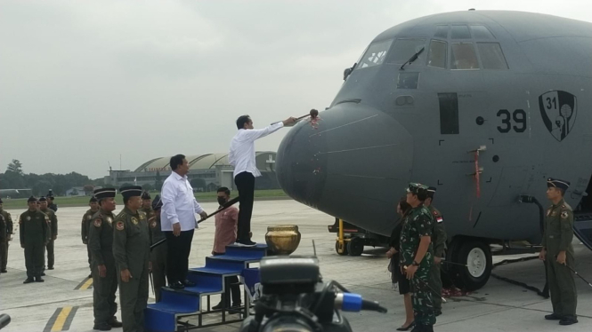 Presiden Jokowi menyirami kembang Pesawat TNI AU C-130J-30 Super Hercules A-1339
