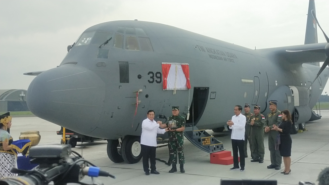 VIVA Militer: Menhan RI menyerahkan replika kunci Super Hercules ke Panglima TNI