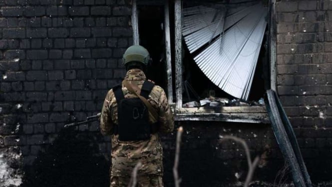 Ilustrasi tentara Ukraina di tengah bangunan yang dihantam rudal Rusia