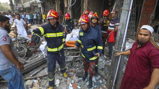 Petugas mengevakuasi korban ledakan di sebuah gedung, Dhaka, Bangladesh, Selasa