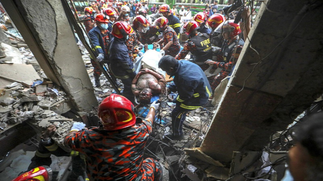 Petugas mengevakuasi korban ledakan di sebuah gedung, Dhaka, Bangladesh, Selasa
