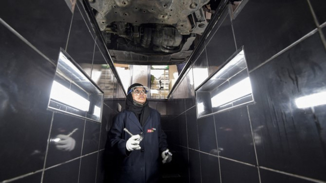 Mekanik wanita Arab Saudi.