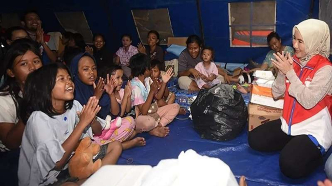 Dirut Pertamina Nicke Widyawati mendatangi anak-anak korban kebakaran depo