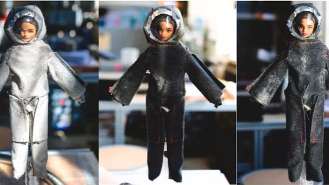 Barbie menggunakan baju astronot.
