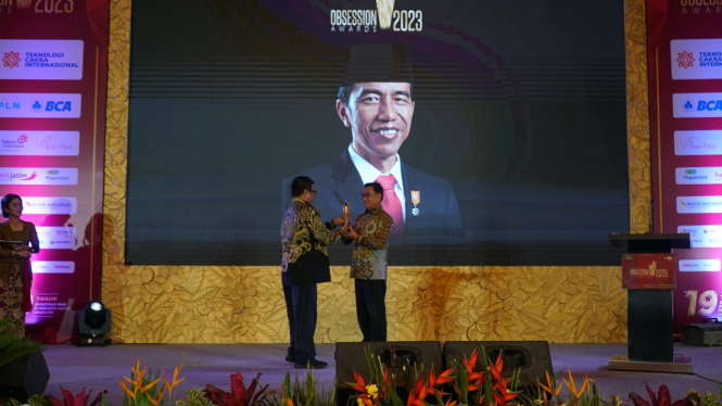 Moeldoko, Wakili Jokowi Terima Life Time Achivement Award Obsession Media Group