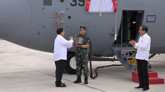 Menhan RI Prabowo Subianto menyerahkan Pesawat C-130-J-30 Super Hercules ke TNI