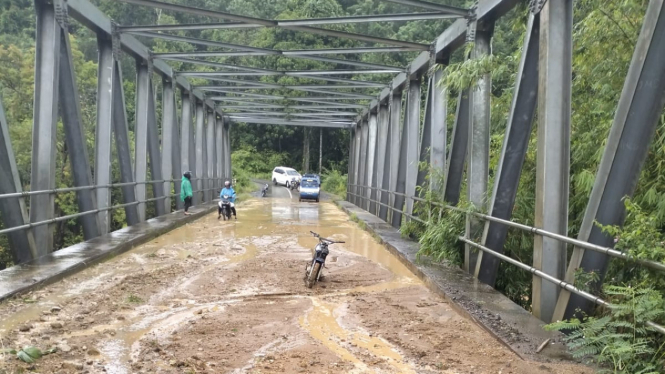 Banjir Bandang di Lahat Sumsel Sebabkan Jembatan Nyaris Putus