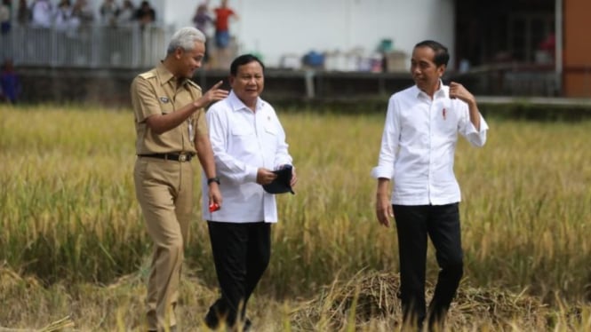 Menhan Prabowo Subianto (tengah) bertemu dengan Ganjar Pranowo dan Presiden Jokowi di Kebumen.