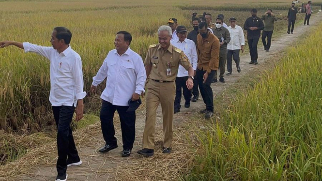 Menhan Prabowo Subianto (dua dari depan) bersama Ganjar Pranowo di Kebumen.