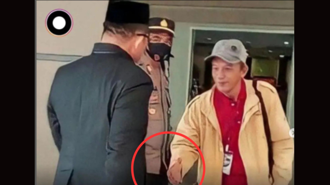 Ketua DPRD Luwu Timur Aripin enggan berjabat tangan dengan warga