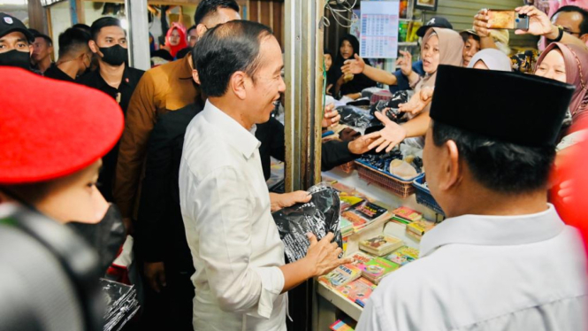 Presiden Jokowi bersama Prabowo di Pasar Petanahan Kebumen, Jawa Tengah