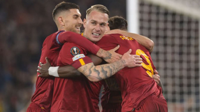 Selebrasi pemain AS Roma usai bobol gawang Real Sociedad