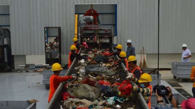 Fasilitas  pengolahan sampah Refuse Derived Fuel (RDF) di TPST Bantar Gebang