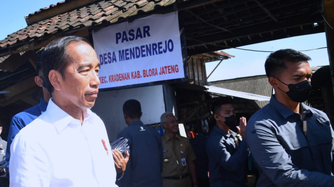 Presiden Jokowi kunjungi pasar Mendenrejo, Blora