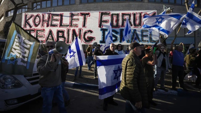 Warga Israel melakukan aksi demonstrasi menentang reformasi peradilan.