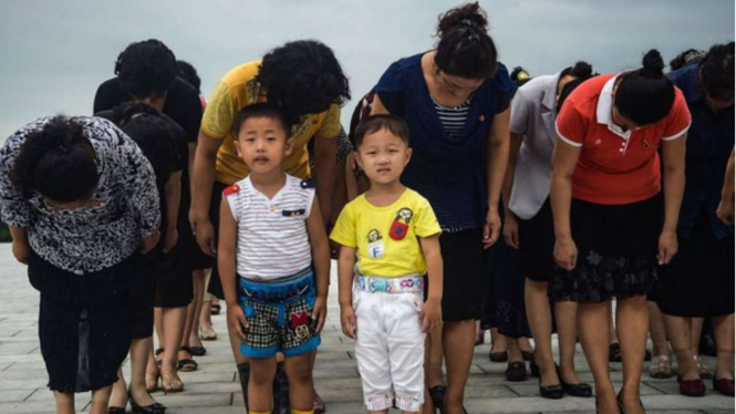 Ibu dan anak di Korea Utara
