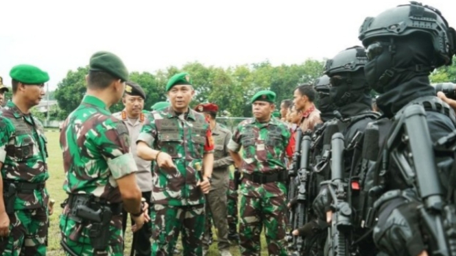 VIVA Militer: Danrem 163/WSA Brigjen TNI Choirul Anam saat memeriksa pasukan