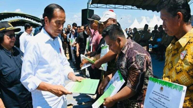 Presiden Jokowi saat bagikan sertifikat di Blora, Jawa Tengah.