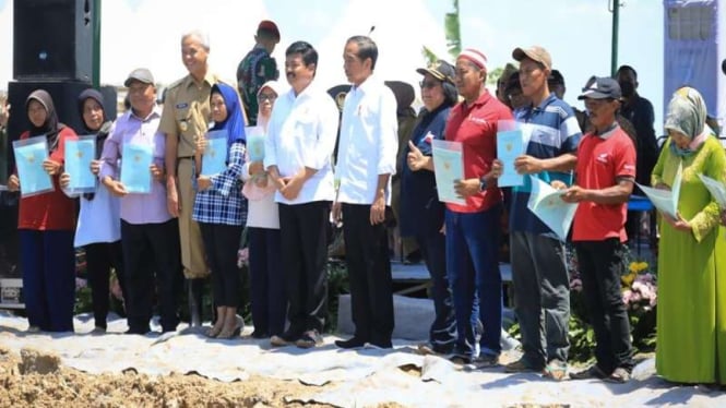 Presiden Jokowi dan Ganjar Pranowo menyerahkan 1.043 sertifikat tanah ke warga