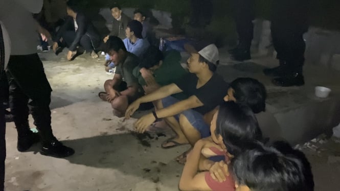 Gerebek Kampung Boncos, Polisi Tangkap 15 Orang Terduga Hendak Beli Sabu.