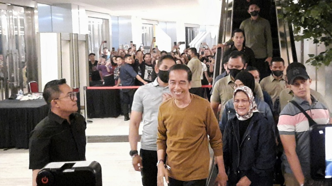 Presiden Jokowi dan Ibu Iriana nonton konser Deep Purple di Edutorium UMS Solo