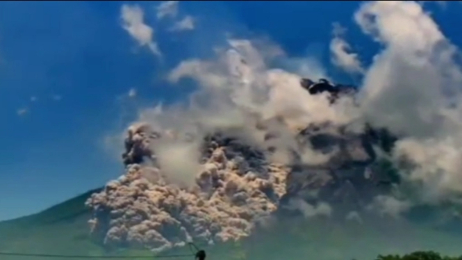 Awan panas erupsi Gunung Merapi meluncur ke arah Kali Krasak, Sabtu siang 